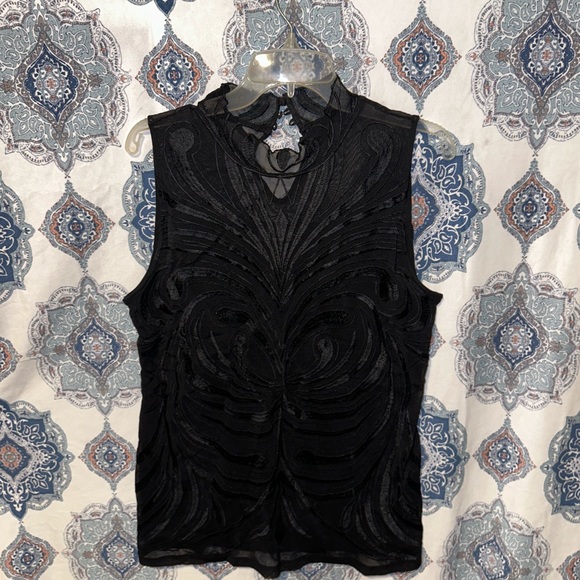 Very cute top hardly ever worn for real for real and it’s just very cute - Picture 2 of 6